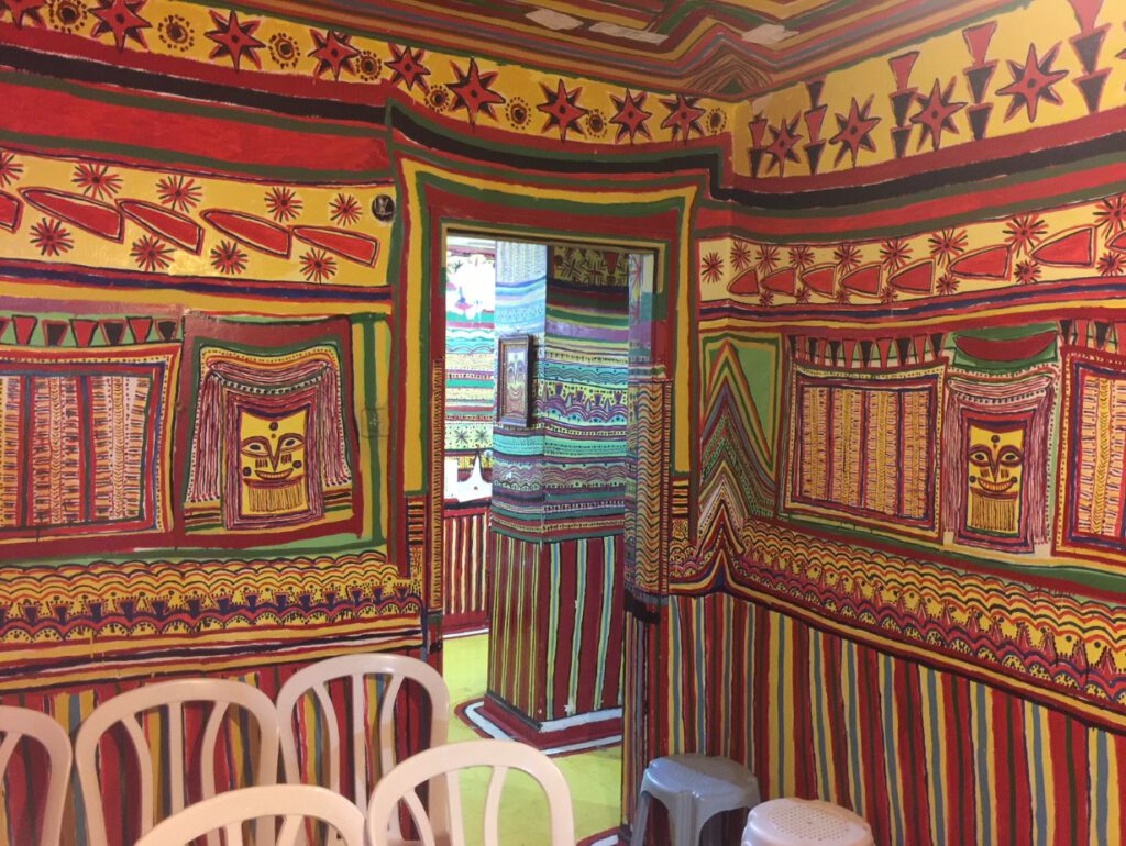 קיר מצויר בבית המכושף בשלומי