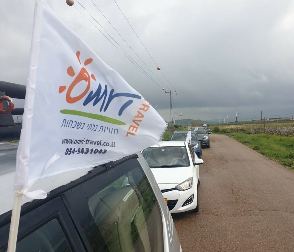 שיירת מכוניות עם דגלי omri-travel בטיול ברכב