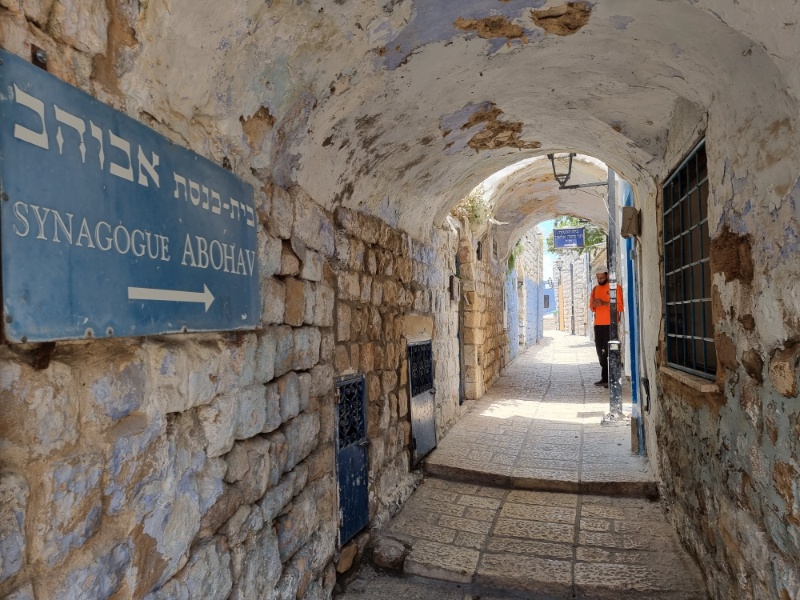 צפת דמות כתומה ליד בית הכנסת אבוהב