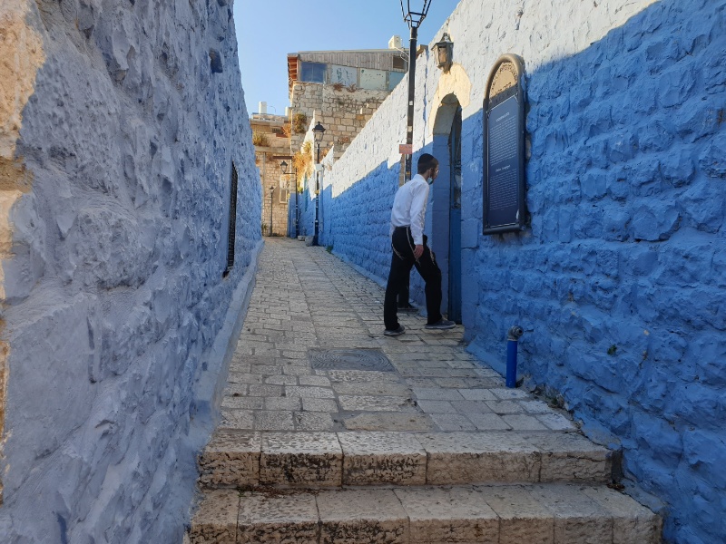 צפת דמות נכנסת לבית כנסת האלשיך הקדוש בסמטה כחולה