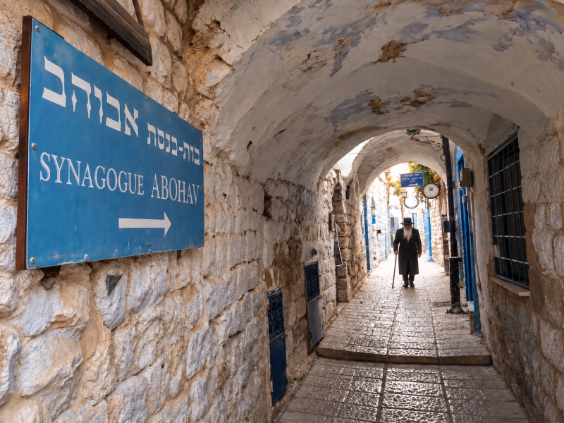 צפת דמות של חסיד ליד בית הכנסת אבוהב